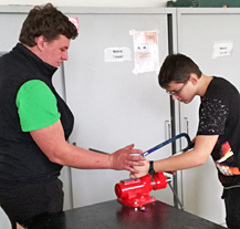 Soutěž Kára je v plném proudu, školáci staví pojízdné vozítko