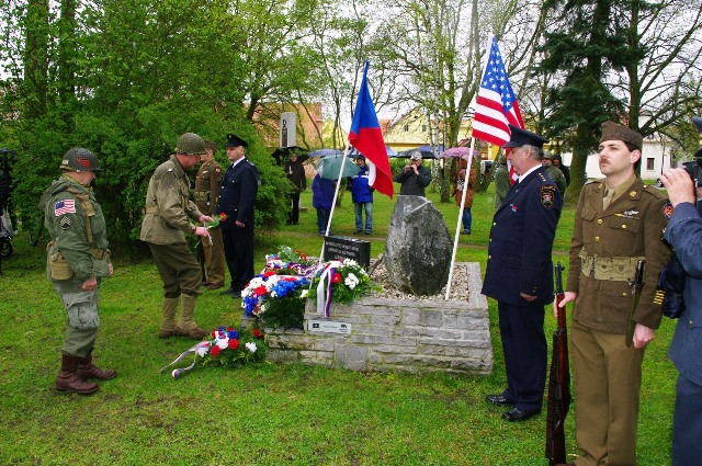 V Křimicích si připomněli oběti světových válek