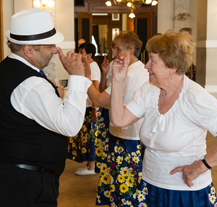 Senioři pobavili seniory