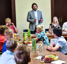 Úspěšné mladé fotbalisty z 33. základní školy Plzeň přijali zástupci města