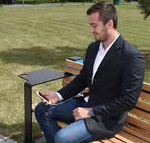 Studenti ze Západočeské univerzity v Plzni vyrobili do kampusu na Borech chytré lavičky