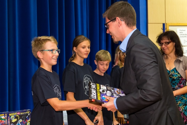Mladí technici z letní univerzity JuniorFEL promovali