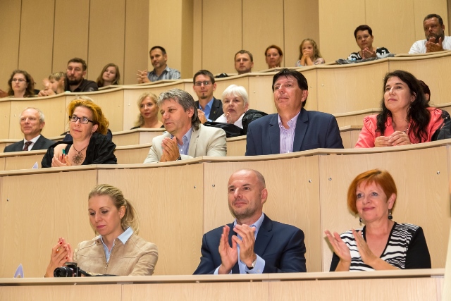 Mladí technici z letní univerzity JuniorFEL promovali