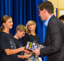 Mladí technici z letní univerzity JuniorFEL promovali