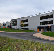 Fakultní nemocnice má parkovací dům pro zaměstnance, pacientům přinese více míst