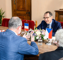 Primátor přijal francouzského velvyslance Rolanda Galharagua