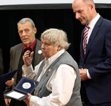 Hejtman Plzeňského kraje udělil čestné plakety za odvážné občanské postoje