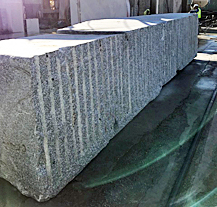 Oba žulové bloky pro památník Díky, Ameriko! jsou již vylomeny