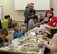 Děti z pěstounských rodin tvořily v dílnách vánoční ozdoby z ekologických materiálů