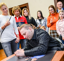 Slavní plzeňští sportovci podepsali speciální kalendář Plzně, půjde do dražby