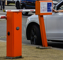 Parkoviště u bazénu je pro jeho návštěvníky zdarma, ostatní zaplatí