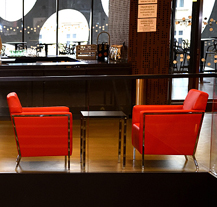 Foyer divadla má nová křesla a pohovky 