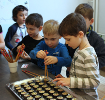 10. školní jídelna uvařila korejskou specialitu pro děti