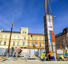 Pylony památníku Díky, Ameriko! jsou osazeny, čekají na slavnostní odhalení