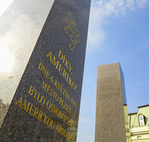 Plzeň odhalila za účasti veteránů obnovené pylony památníku Díky, Ameriko!