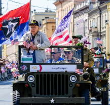 Konvoj svobody projel Plzní, veterány pozdravilo na 20 tisíc diváků
