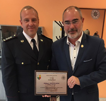 Policisté předali pamětní plaketu primátorovi