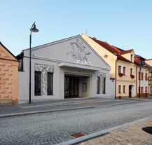 Stavbami Plzeňského kraje jsou soubor bytů v Plzni a kino v Plané