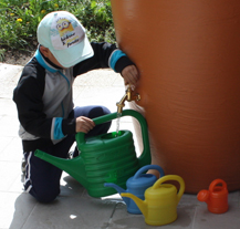 31. mateřská škola využívá dešťovou vodu ke hrám a zalévání zahrady