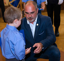 Malí strážníci převzali absolventské listy