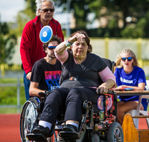 Zdravotně postižení a děti z nízkoprahových zařízení sportovali na atletickém stadionu