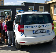Městští strážníci navštěvují děti v příměstských táborech