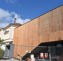 Škola v Újezdě bude mít moderní přístavbu, minimalistický dřevěný hranol