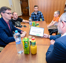 Tělesně postižení florbalisté poděkovali městu za podporu