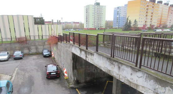 Lávku v havarijním stavu nahradil nový val s chodníkem