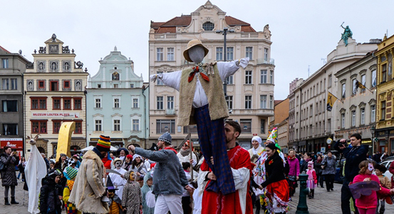 Masopustní masky převzaly klíč od Plzně