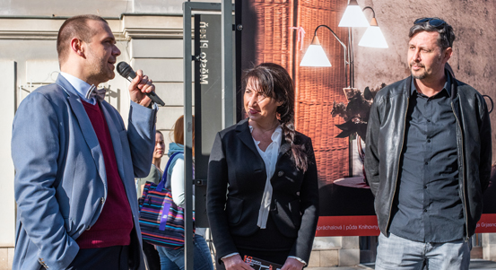 Venkovní výstava připomíná Noc literatury v Plzni