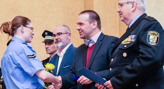 Na radnici si převzalo ocenění přes 60 městských strážníků