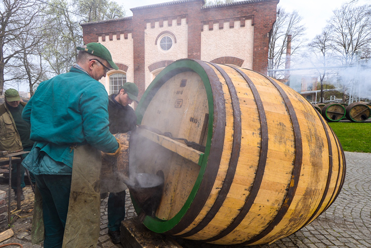 Smolení sudů v Plzeňském Prazdroji (fotografie: M. Pecuch)