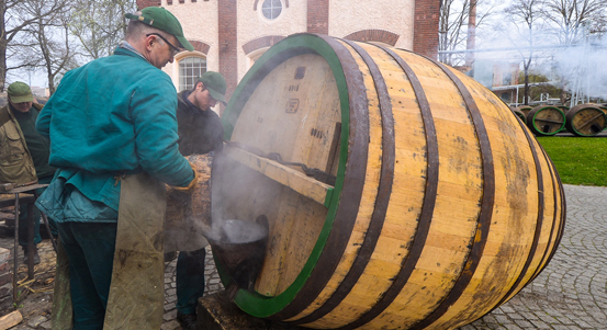 Bednáři ručně smolili sudy, dělají to dvakrát do roka