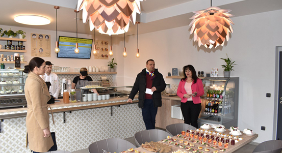 10. školní jídelna kompletně zrekonstruovala své prostory, nabízí stravování i pro veřejnost