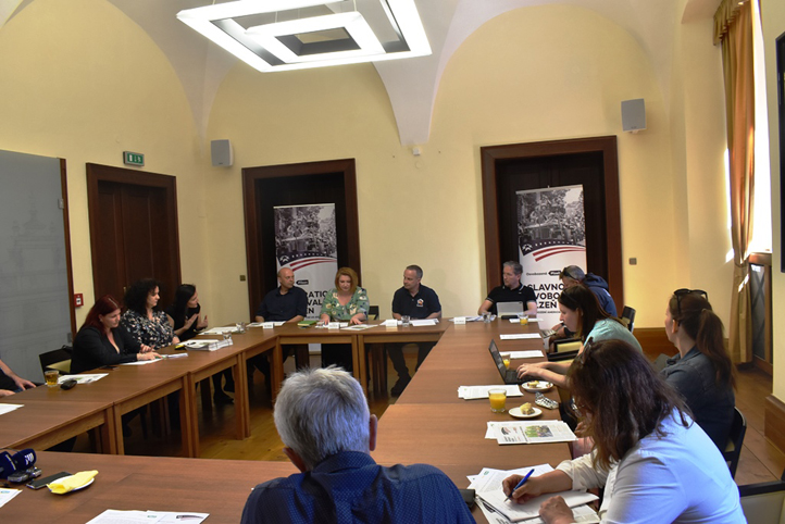 Fotografie z tiskové konference: E. Barborková