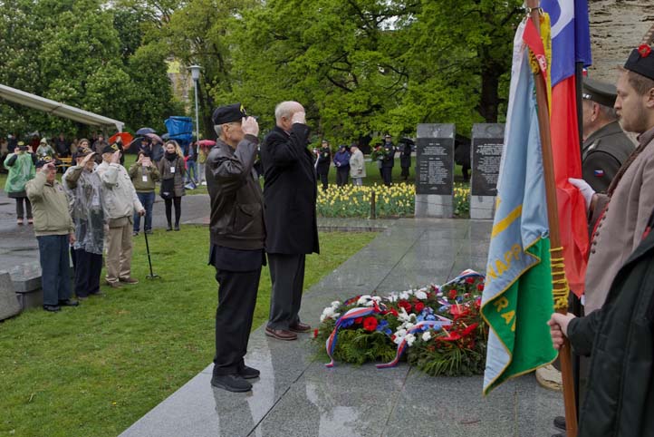 Pietní akty na nám. Míru (foto: R. Muchka)
