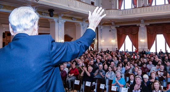 Sobotní slavnosti přinesly besedu s veterány či koncert Čechomoru i Sabatonu