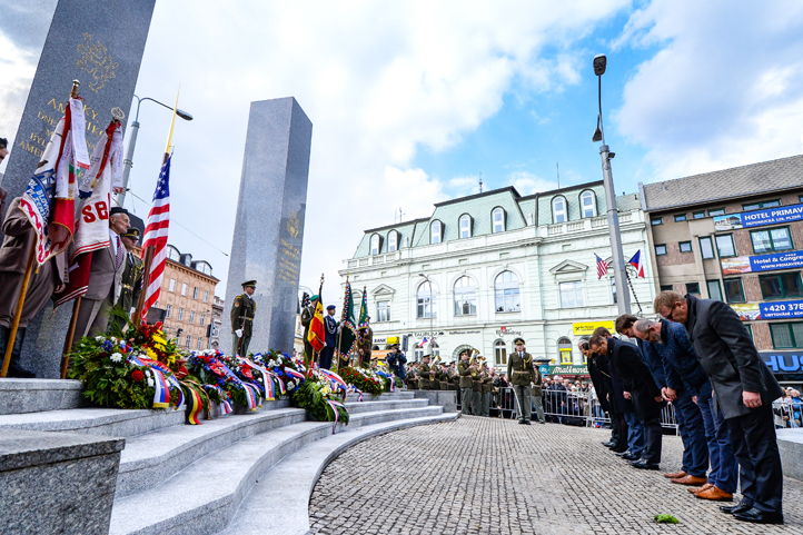 Vzpomínkový akt u památníku Díky, Ameriko! (fotografie: M. Pecuch)