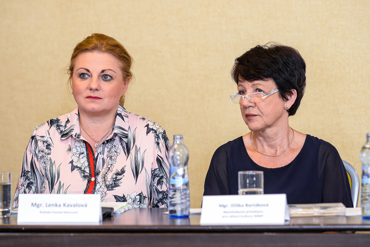 Fotografie z tiskové konference: M. Pecuch
