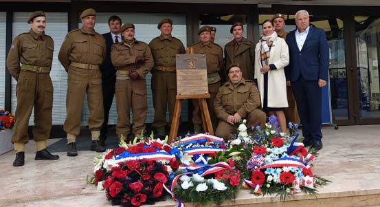 Plzeň odhalila v Arromanches v Normandii pamětní desku Československé samostatné obrněné brigádě