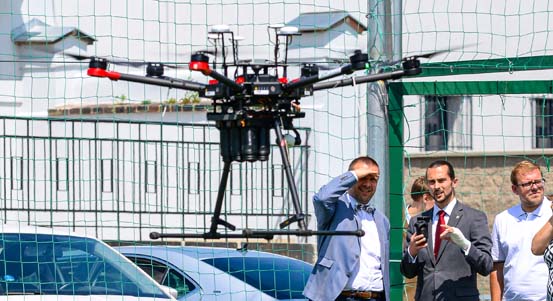 Senzory umístěné pomocí dronů pomohou při zásahu hasičům