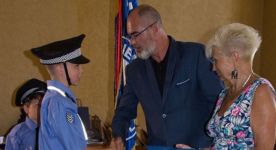 Malí strážníci přišli slavnostně zakončit zájmový kroužek na plzeňskou radnici