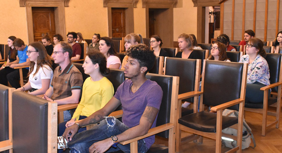 Zahraniční účastníci mezinárodní letní jazykové školy zavítali na radnici