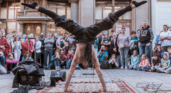 Výstava představuje pět let historie Busking Festu v Plzni