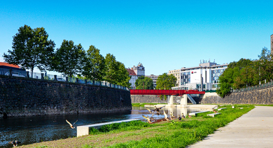 Plzeň má svou novou Náplavku na Radbuze, vybízí k relaxaci i aktivitám