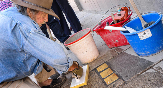 Město uctilo památku obětí holocaustu položením kamenů zmizelých