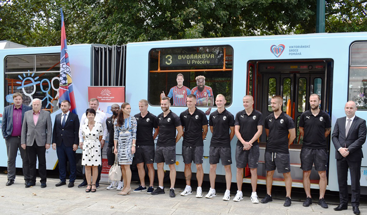 Tramvaj propagující Nadaci pro transplantaci kostní dřeně (fotografie: M. Fialová)