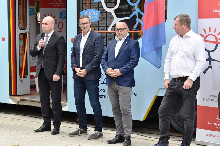 Tramvaj propagující Nadaci pro transplantaci kostní dřeně (fotografie: M. Fialová)