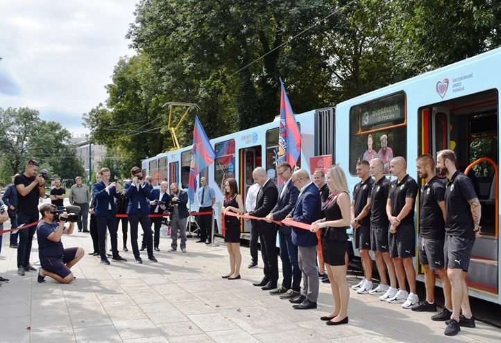 Tramvaj propagující Nadaci pro transplantaci kostní dřeně (fotografie: M. Fialová)